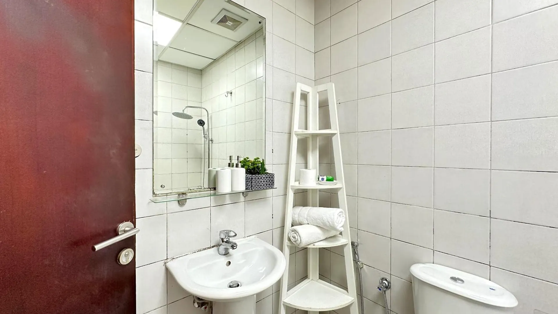 Big Studio W/ Balcony And Easy Access To The Beach Dubai Apartment